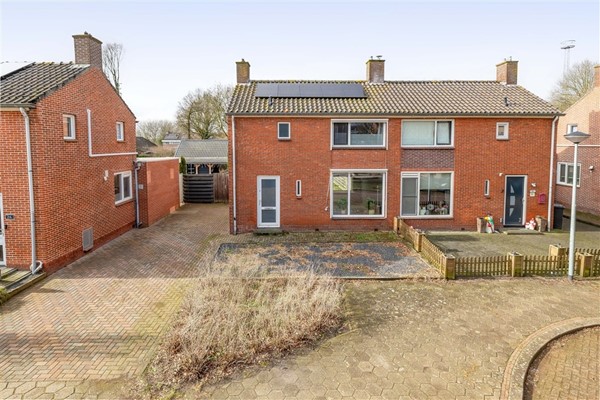 Te koop: Goed onderhouden 2-onder-1 kapwoning met een eigen oprit en garage via de achterzijde te bereiken !